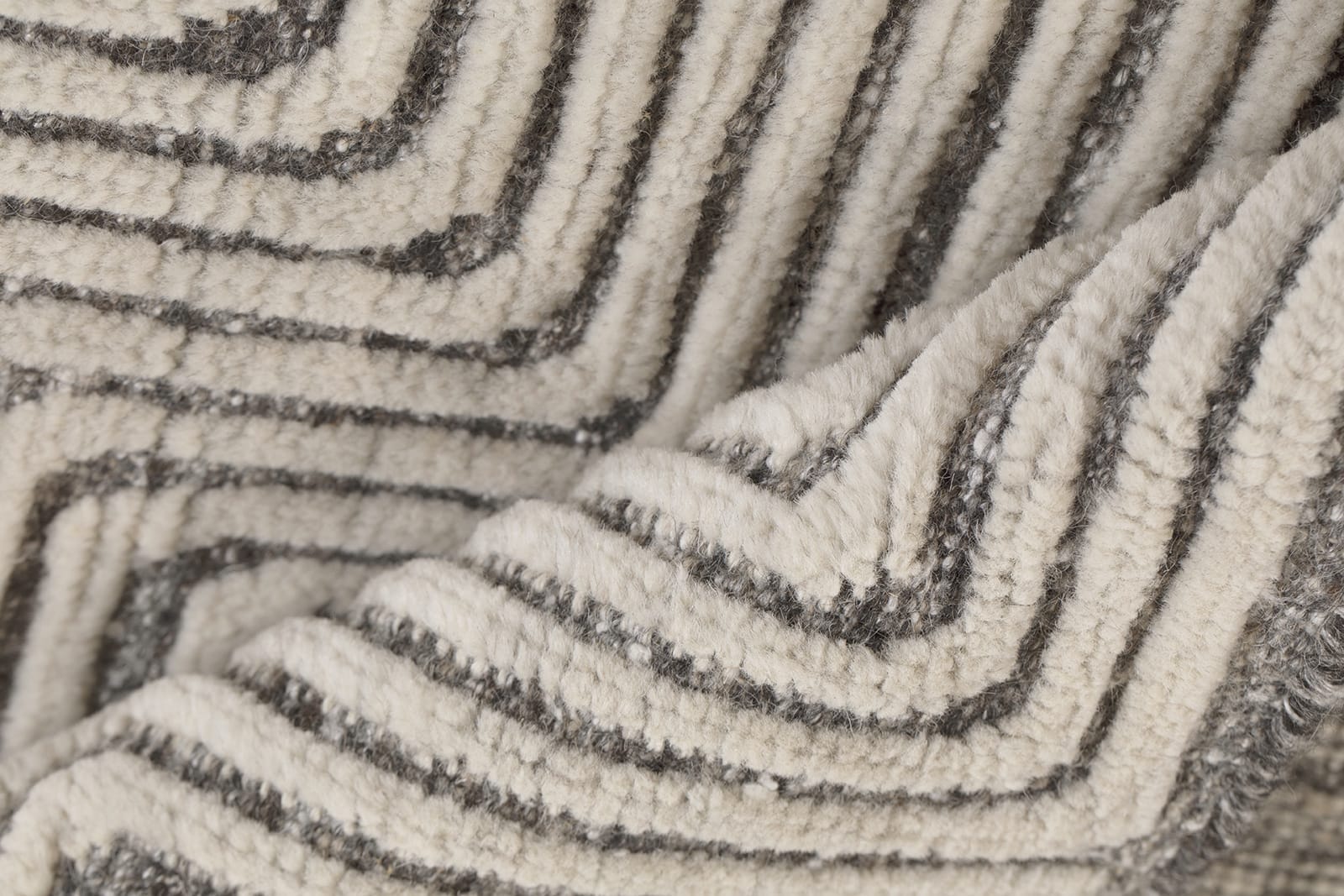 PLATEAU III IVORY CHARCOAL 1x1
