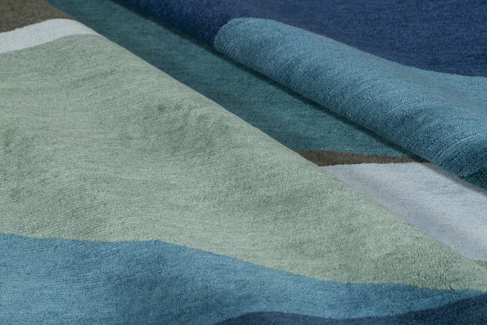 detail image of Cystal Aqua hand knotted area rug design by Tufenkian